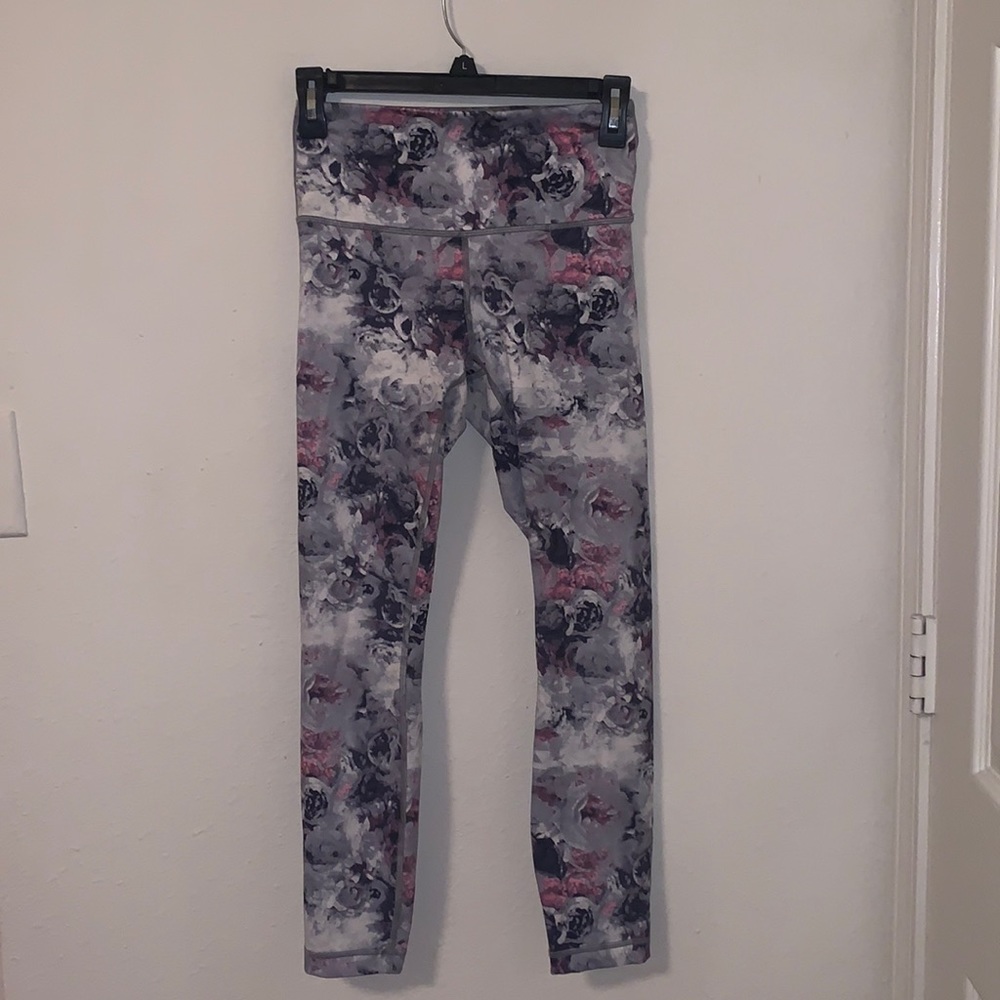Floral design - LULU LEMON leggings - size M 🌸💜